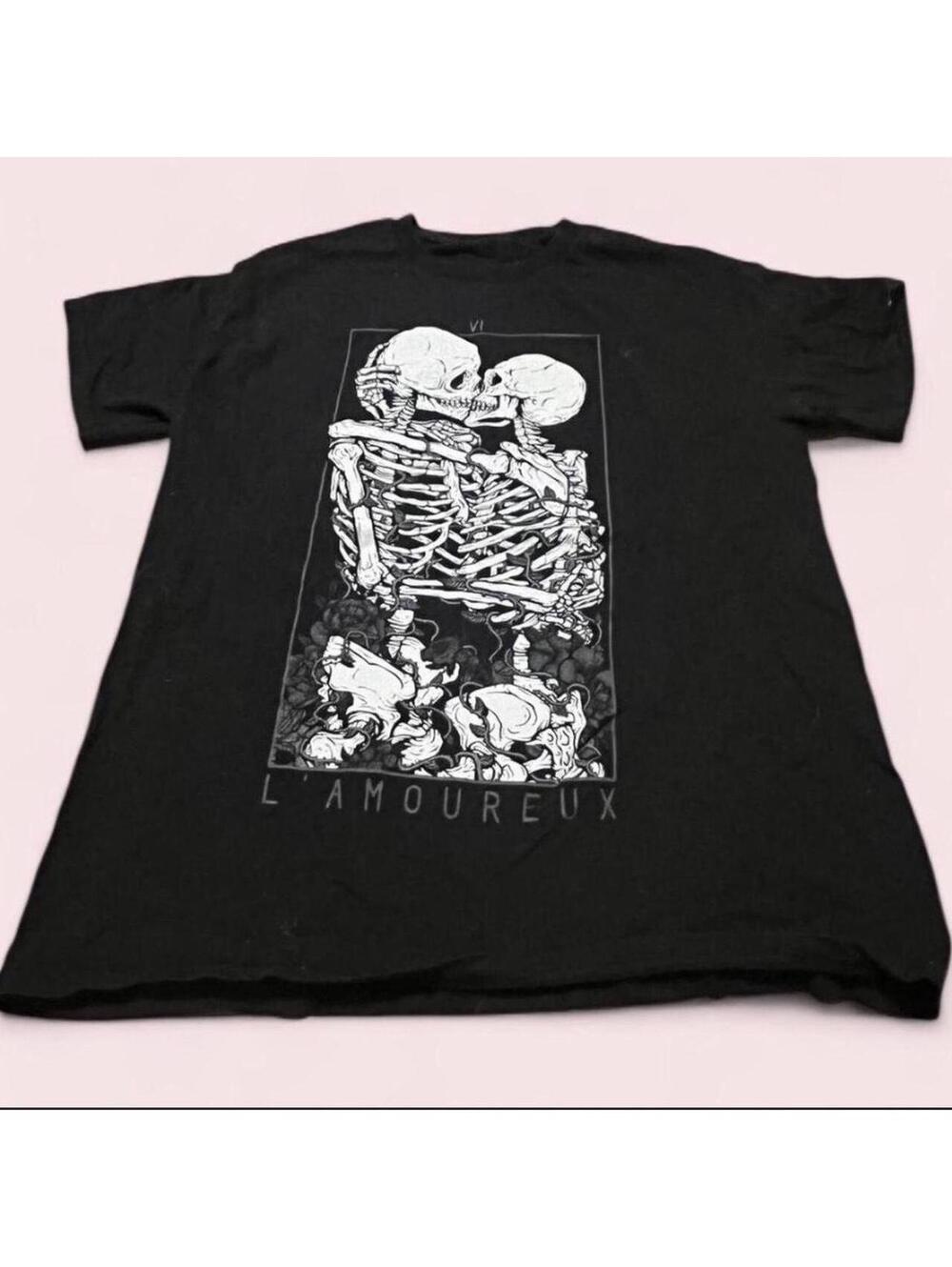 Medium skater alt Black white y2k skeleton grungy emo tshirt